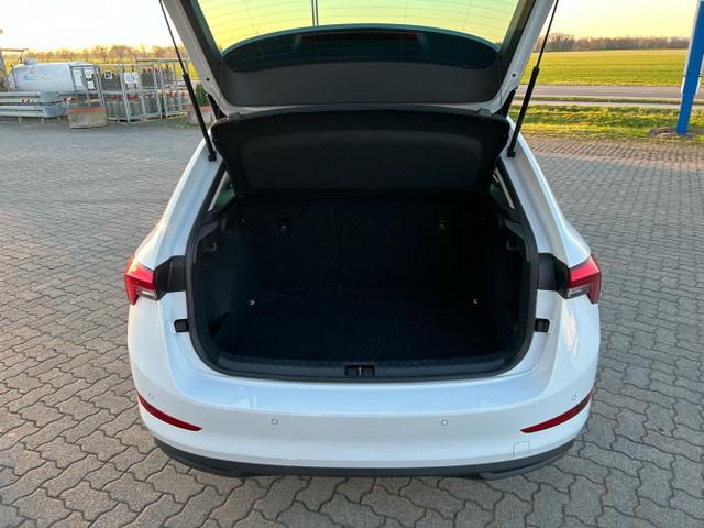 Skoda / Scala / Weiß / / / 1.0 TSI / Rückfahrkamera