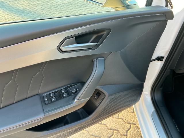 CUPRA / Leon Sportstourer / Weiß / / / 1.5 eTSI DSG / Anhängerkupplung