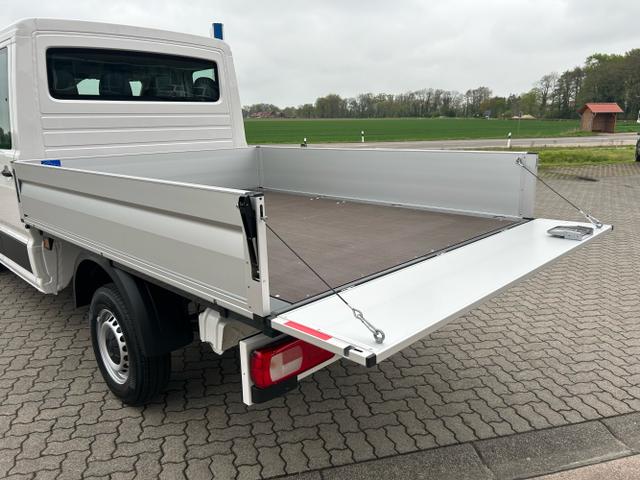 Volkswagen / Crafter Pritsche DoKa / Weiß / / / 35 2.0 TDI MR DSG / 5 J. Garantie