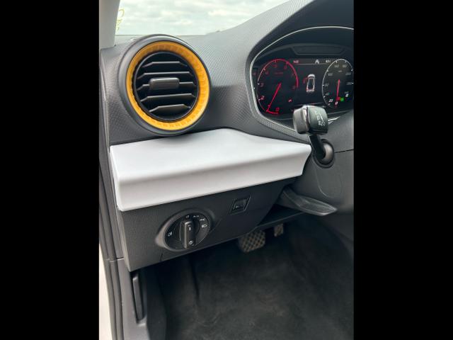 Seat / Arona / Blau / / / 1.0 TSI DSG / Sitzheizung