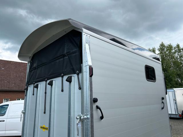 Humbaur / Pferdeanhänger / / / / Areion Pro 2700 2,7t 100km/h Black