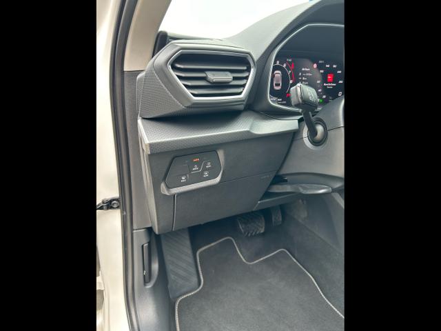 Seat / Leon ST / Weiß / / / 1.5 eTSI DSG / Sitzheizung
