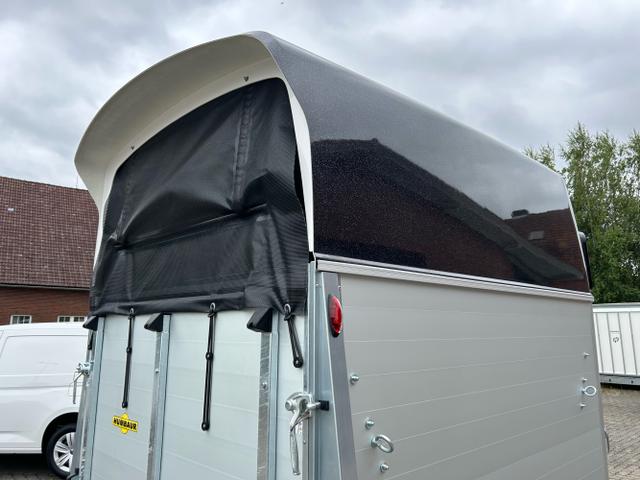Humbaur / Pferdeanhänger / / / / Equitos Alu Plus Black 2400 2,4t 100km/h Hecktür