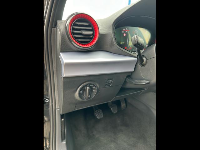 Seat / Arona / Schwarz / / / 1.0 TSI / Sitzheizung