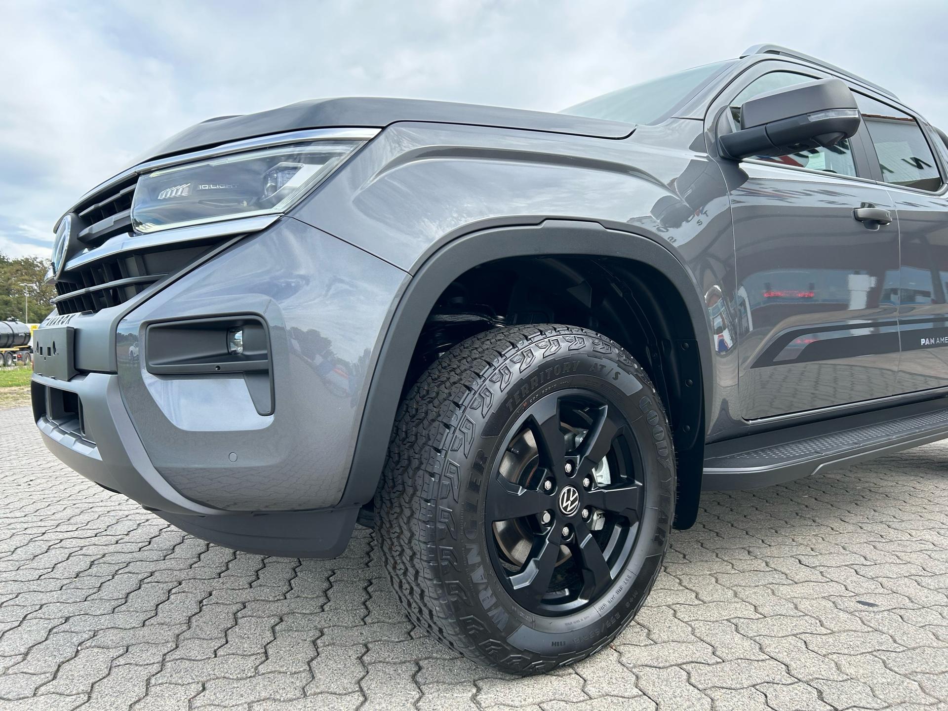 Volkswagen / Amarok / Grau /  /  / PanAmericana 3.0 TDI V6 4MOTION / AHK Navi
