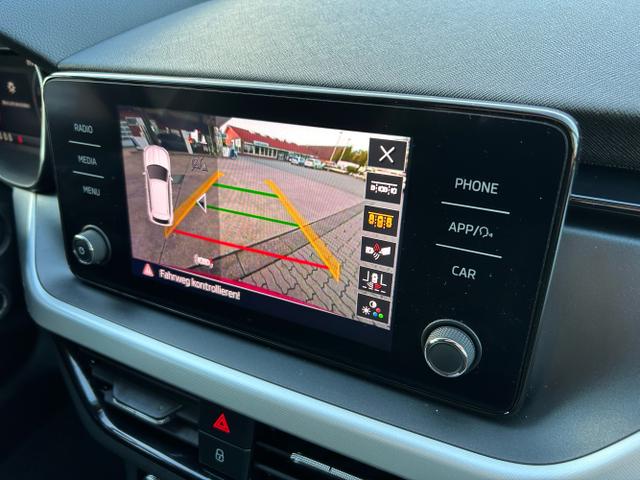 Skoda / Kamiq / Rot / / / 1.0 TSI / Rückfahrkamera