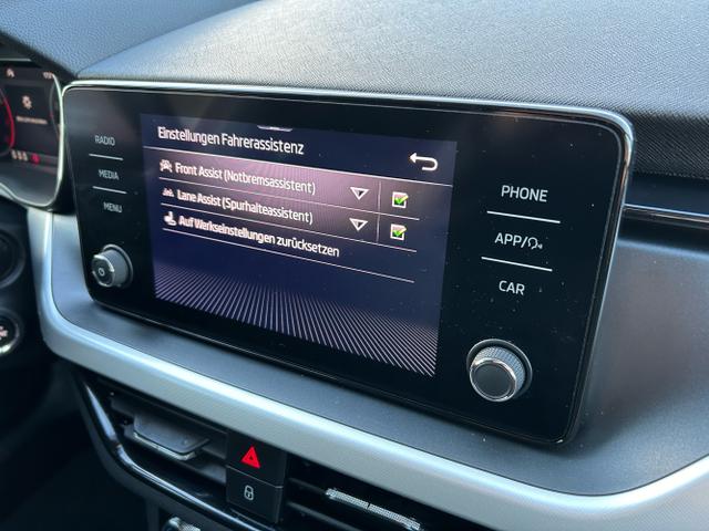 Skoda / Kamiq / Rot / / / 1.0 TSI / Rückfahrkamera