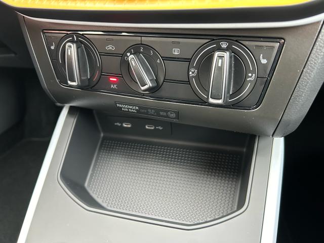 Seat / Arona / Grau / / / 1.0 TSI / Sitzheizung