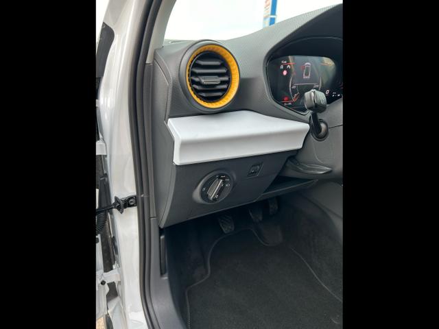 Seat / Arona / Weiß / / / 1.0 TSI / Vorbereitung AHK