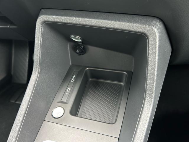 Volkswagen / Caddy / Weiß / / / 1.5 TSI / AHK App-Connect