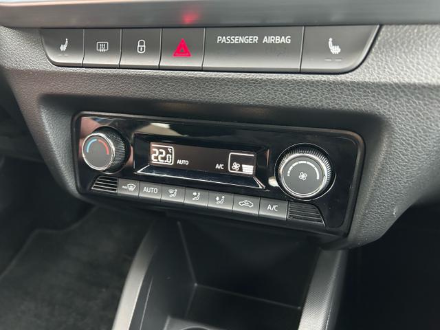 Skoda / Fabia / Blau / / / 1.0 TSI / Sitzheizung