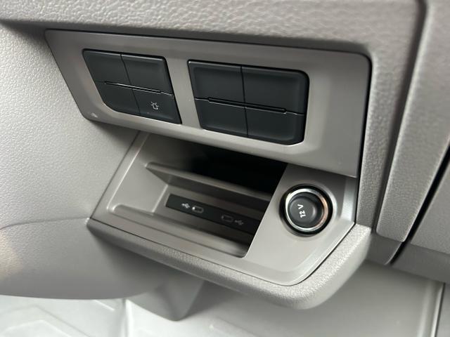 Volkswagen / Crafter Kastenwagen / Wei&szlig; / / / 30 2.0 TDI HD MR Aut. L3H3 / 4 J. Garantie