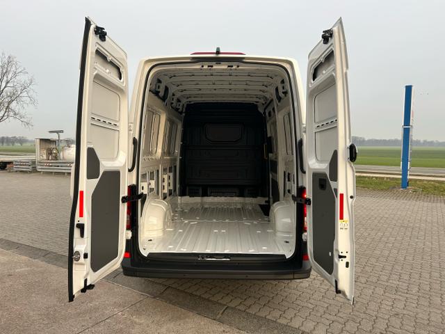 Volkswagen / Crafter Kastenwagen / Wei&szlig; / / / 30 2.0 TDI HD MR Aut. L3H3 / 4 J. Garantie