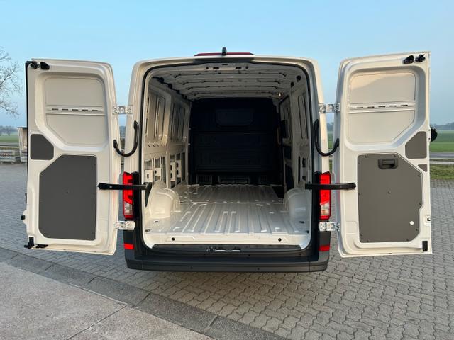 Volkswagen / Crafter Kastenwagen / Wei&szlig; / / / 35 2.0 TDI MR 4x4 Aut. L3H2 / Sperre