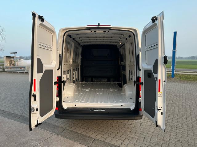 Volkswagen / Crafter Kastenwagen / Wei&szlig; / / / 35 2.0 TDI MR 4x4 Aut. L3H2 / Sperre