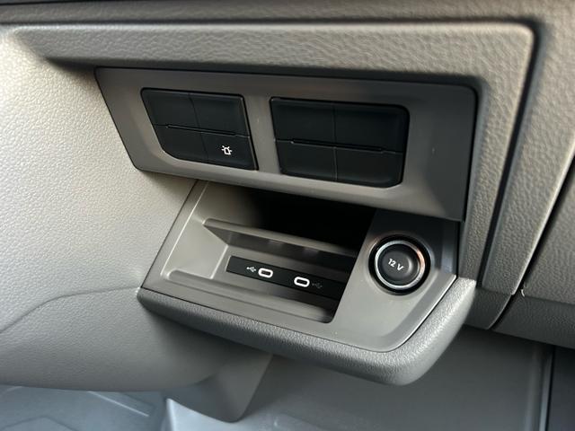 Volkswagen / Crafter Kastenwagen / Wei&szlig; / / / 30 2.0 TDI MR L3H2 / 4 J. Garantie