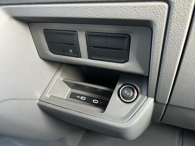 Volkswagen / Crafter Kastenwagen / Wei&szlig; / / / 30 2.0 TDI MR Aut. L3H2 / 4 J. Garantie