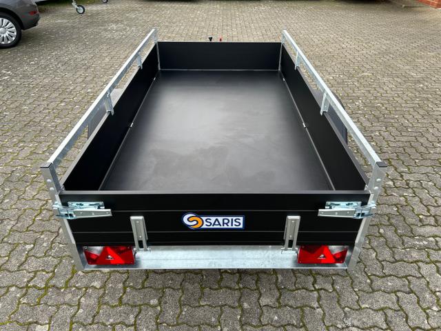 Saris / McAlu / / / / 