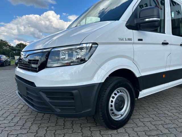 Volkswagen / Crafter Pritsche DoKa / Weiß / / / MAN TGE 3.180 2.0 TDI MR 4x4 DSG / Sperre