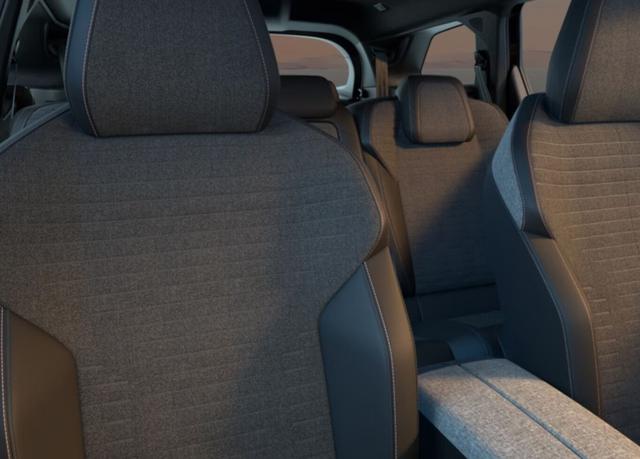 Peugeot 5008 Allure MHEV 145 19Z SHZ Kam LED Keyl PrivG 