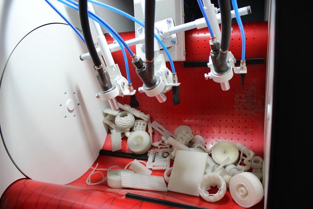 AMT Strahlanlagen PostproDP-Max Entpulvern Strahlen Verdichtungsstrahlen Bandstrahlanlage