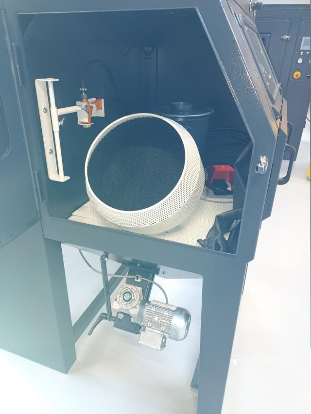 AMT Strahlanlage Studio-innen2 Stehlanlage Glasperlenstrahlen 3D-Strahlen Kaut-Bullinger