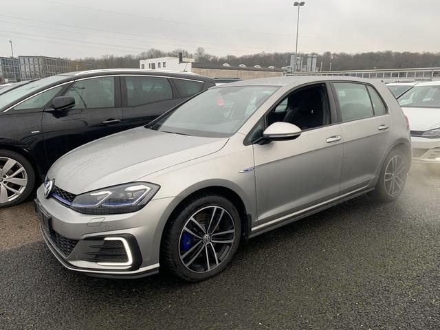 Volkswagen Golf - VII GTE 1.4 TSI DSG Hybrid App-Connect. Klimaauto. LED. Winterp. Winterreifen. PDC. ACC. Alu17. Licht-P.