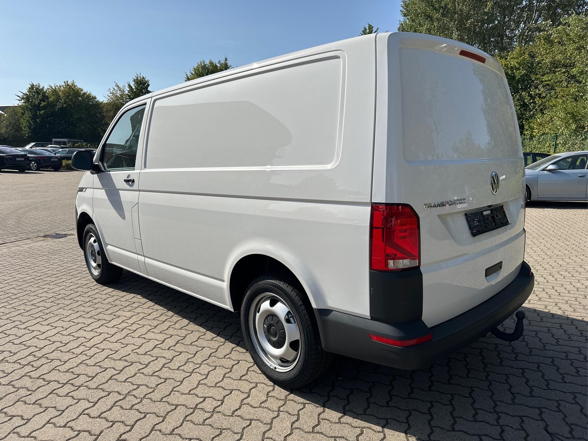 Volkswagen / Transporter 6.1 Kastenwagen / Weiß /  /  / Kastenwagen AHK+3-Sitzer+PDC+Kamera+Klima