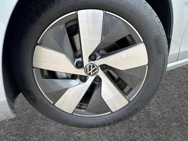 Volkswagen / Passat Variant / Silber / / / ***NEUES MODELL 2024***