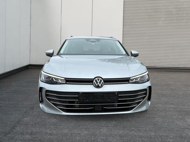 Volkswagen / Passat Variant / Silber / / / ***NEUES MODELL 2024***