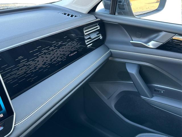 Volkswagen / Tiguan / Grau / / / IQ.Light+MATRIX+360°+HUD+MASSAGE+NAVI