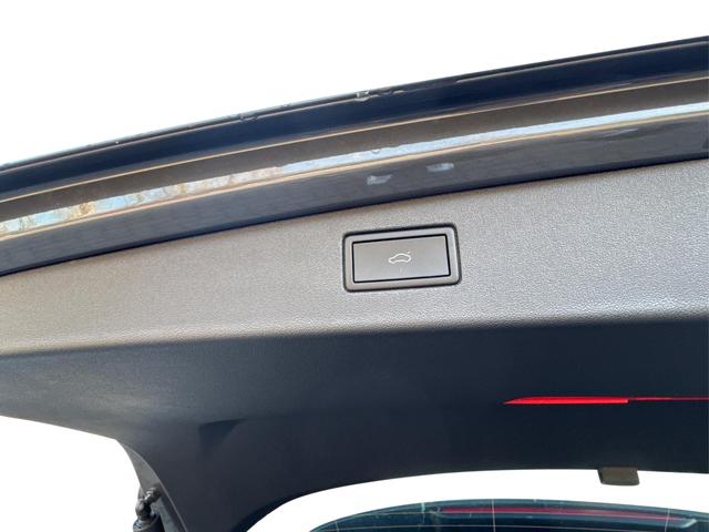 Volkswagen / Tiguan / Grau / / / IQ.Light+MATRIX+360°+HUD+MASSAGE+NAVI