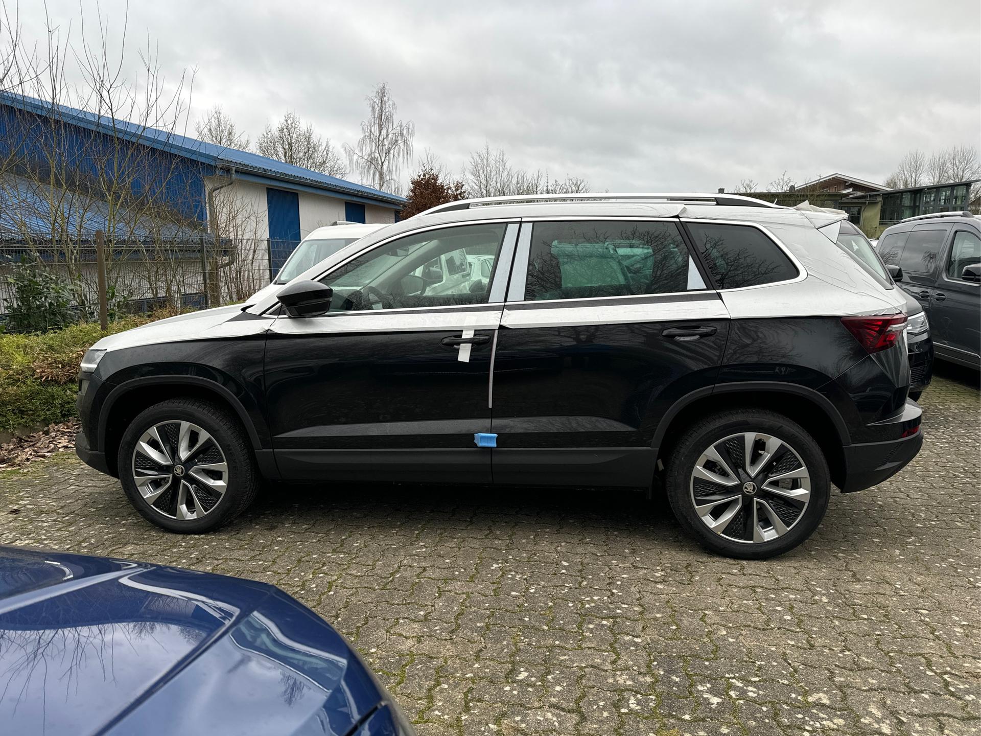 Skoda / Karoq / Schwarz /  /  / SHZ+ACC+KESSY+PDC+VICO+NAVI+18'' ALU