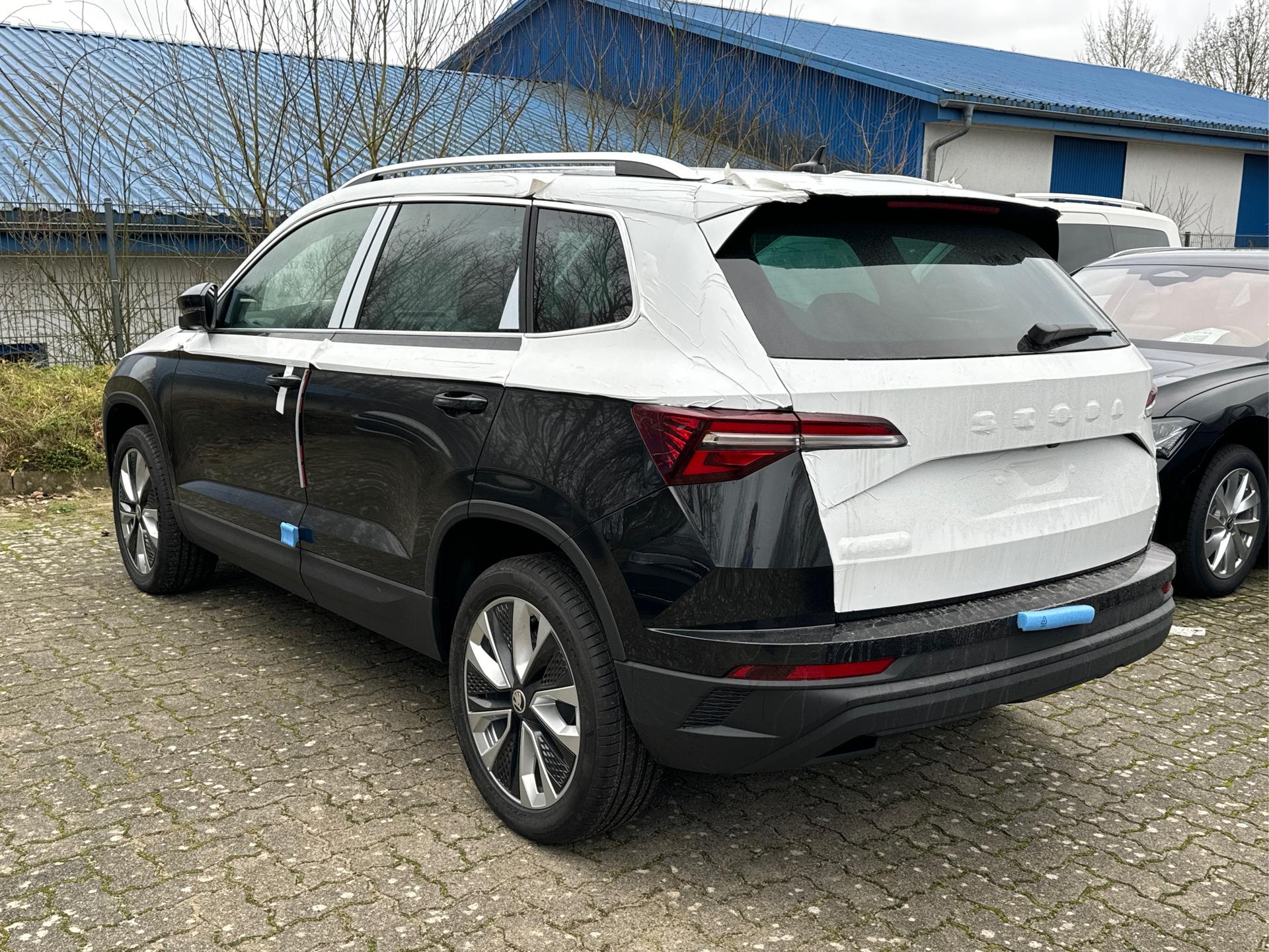 Skoda / Karoq / Schwarz /  /  / SHZ+ACC+KESSY+PDC+VICO+NAVI+18'' ALU