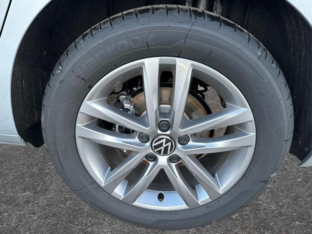 Volkswagen / Touran / / / / 1.5 TSI DSG / 7 Sitze+NAVI+IQ.LIGHT