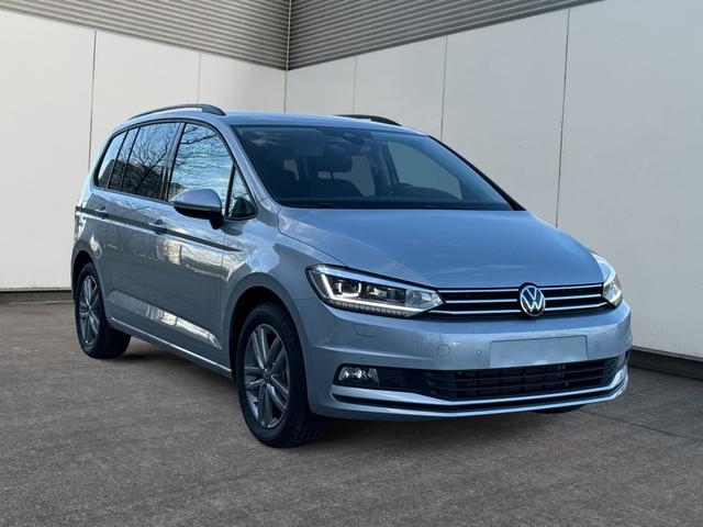 Volkswagen / Touran / / / / 1.5 TSI DSG / 7 Sitze+NAVI+IQ.LIGHT