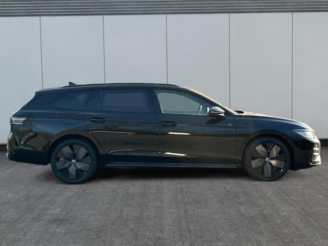 Volkswagen / Passat Variant / Schwarz / / / 4WD+AHK+PANO+HARMAN+19+BLACK STYLE