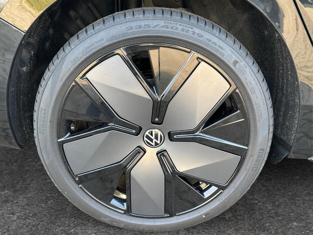 Volkswagen / Passat Variant / Schwarz / / / 4WD+AHK+PANO+HARMAN+19+BLACK STYLE