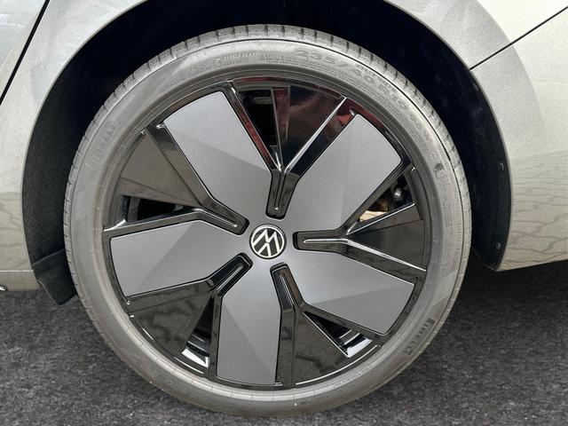 Volkswagen / Passat Variant / Grau / / / 4WD+AHK+PANO+HARMAN+19+BLACK STYLE