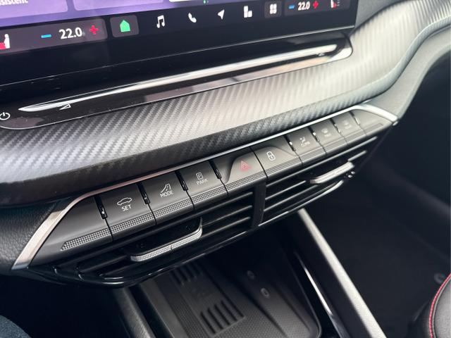 Skoda / Octavia Combi / Schwarz / / / NAVI+MATRIX-LED+EL. HECKKL.+ 18LM