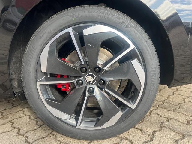 Skoda / Octavia Combi / Schwarz / / / NAVI+MATRIX-LED+EL. HECKKL.+ 18LM