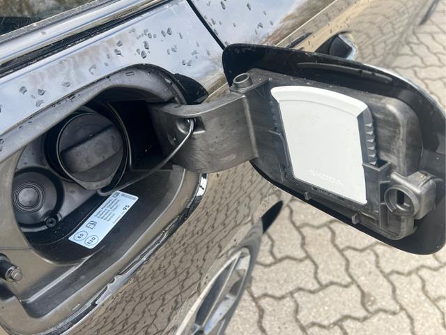 Skoda / Octavia Combi / Schwarz / / / NAVI+MATRIX-LED+EL. HECKKL.+ 18LM