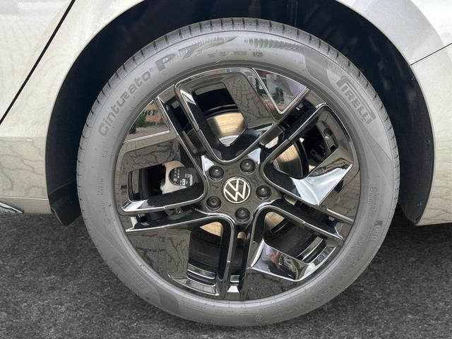 Volkswagen / Passat Variant / Grau / / / 4WD+AHK+PANO+STANDHZG+BLACK STYLE+360 KAMERA