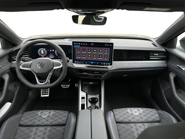 Volkswagen / Passat Variant / Grau / / / 4WD+AHK+PANO+STANDHZG+BLACK STYLE+360 KAMERA