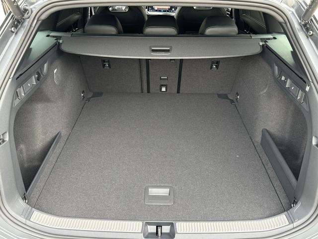 Volkswagen / Passat Variant / Grau / / / 4WD+AHK+PANO+STANDHZG+BLACK STYLE+360 KAMERA