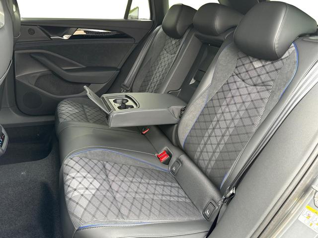 Volkswagen / Passat Variant / Grau / / / 4WD+AHK+PANO+STANDHZG+BLACK STYLE+360 KAMERA