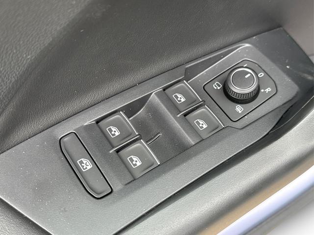 Volkswagen / T-Cross / / / / NAVI+IQ.LIGHT MATRIX+ACC+KAMERA+18'' ALU