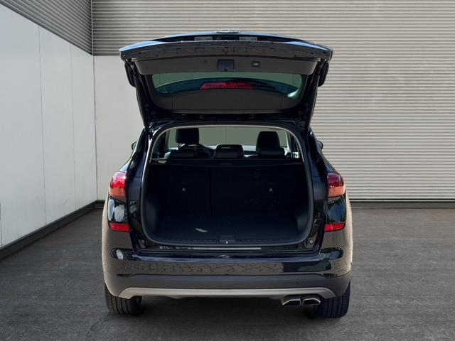 Hyundai / TUCSON / Schwarz / / / Tucson 1.6 Premium *4WD*360°*E-HECK*LED*NAVI*
