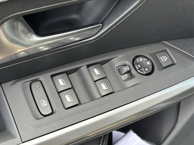 Peugeot / 5008 / Blau / / / e-DSC6+7 SITZE+KAMERA+LED+19 ALU+KLIMA+AGR, Beispielbilder, ggf. teilweise mit Sonderausstattung