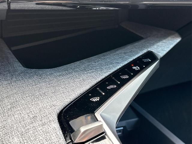 Peugeot / 5008 / Blau / / / e-DSC6+7 SITZE+KAMERA+LED+19 ALU+KLIMA+AGR, Beispielbilder, ggf. teilweise mit Sonderausstattung